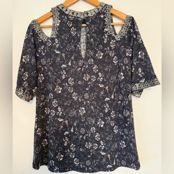 BKE Boutique Floral Top Black Multi - Picture 3 of 9